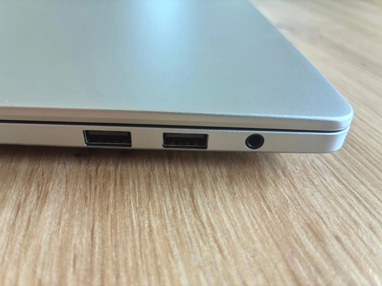 GEEKOM GeekBook M16 Business-Laptop mit Intel Core Ultra 9: USB-A- und Audioanschlüsse