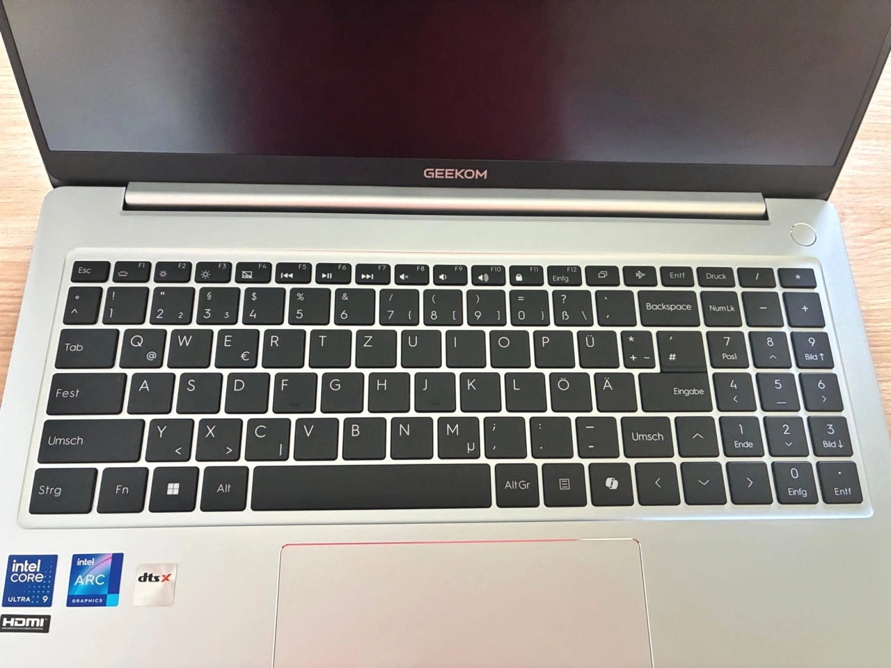 GEEKOM GeekBook M16 Business-Laptop mit Intel Core Ultra 9: Tastatur mit Nummernblock