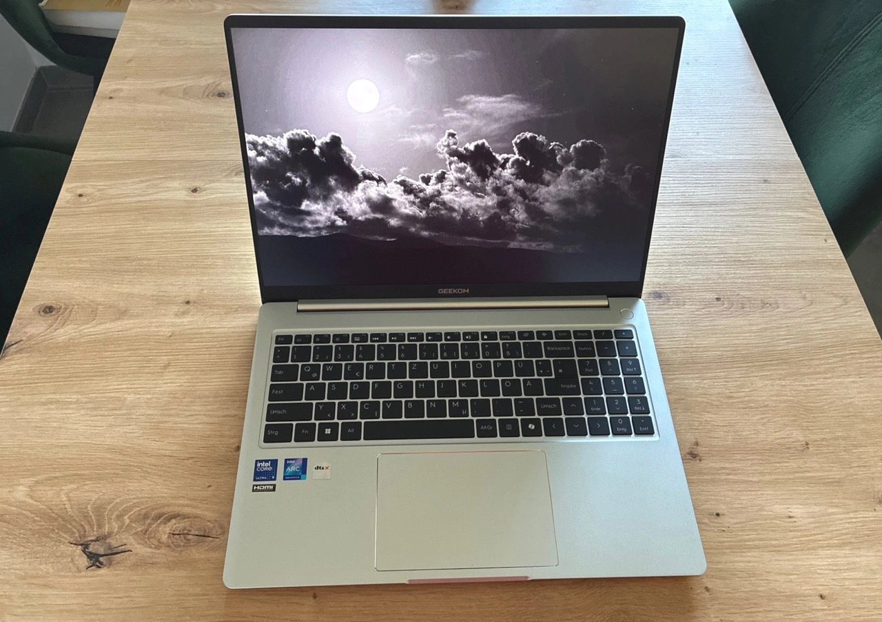 GEEKOM GeekBook M16 Business-Laptop mit Intel Core Ultra 9: geöffnetes Notebook mit Display