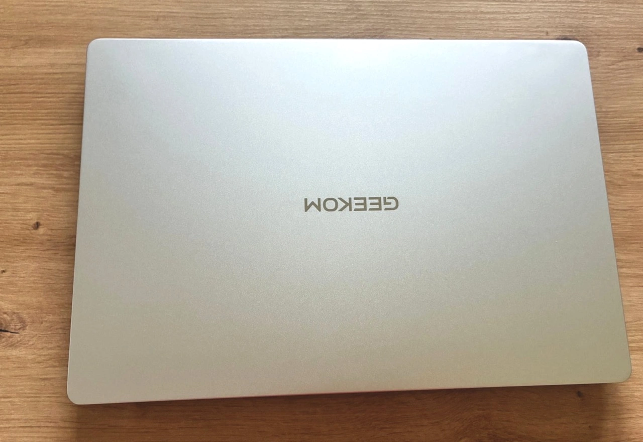 GEEKOM GeekBook M16 Business-Laptop mit Intel Core Ultra 9: geschlossenes Metallgehäuse mit Logo