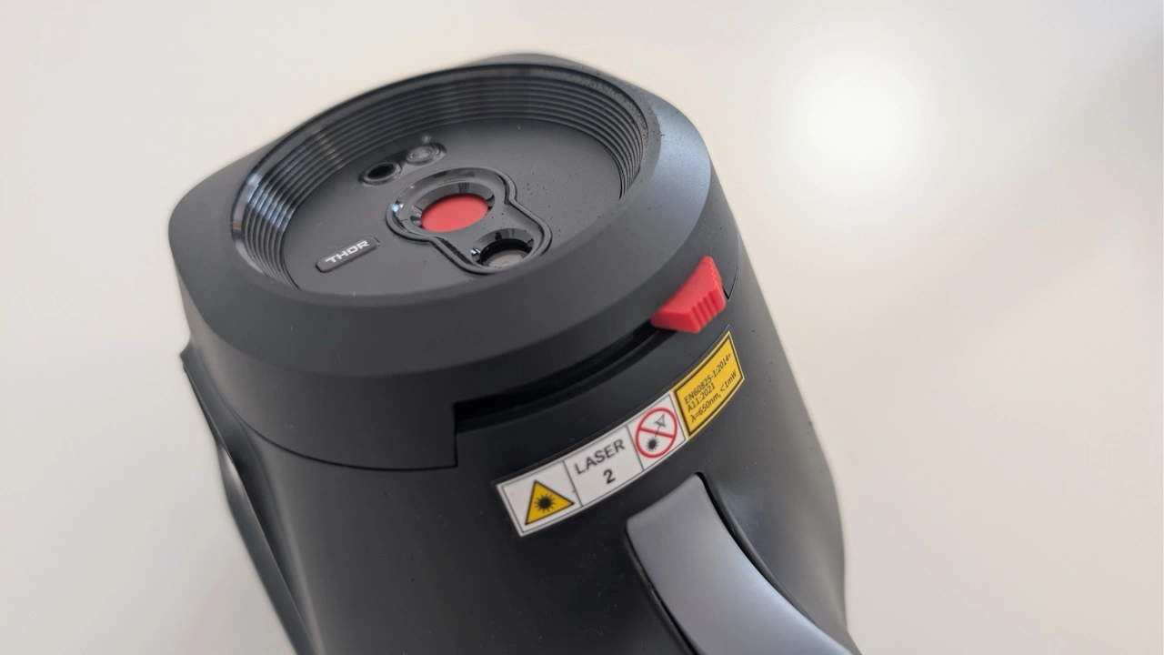 Thermal Master Thor002: Front mit Linsenschutz und rotem Schieber
