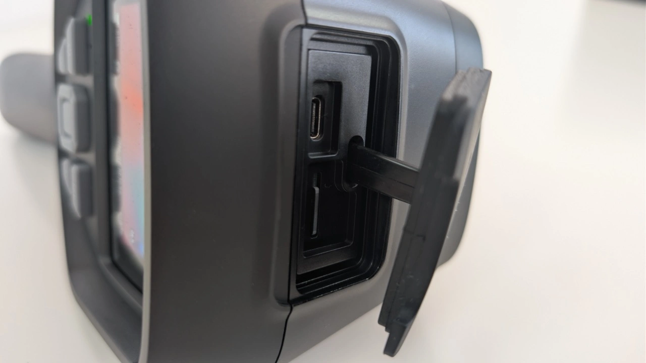 Thermal Master Thor002: USB-C-Anschluss und microSD-Slot unter Abdeckung