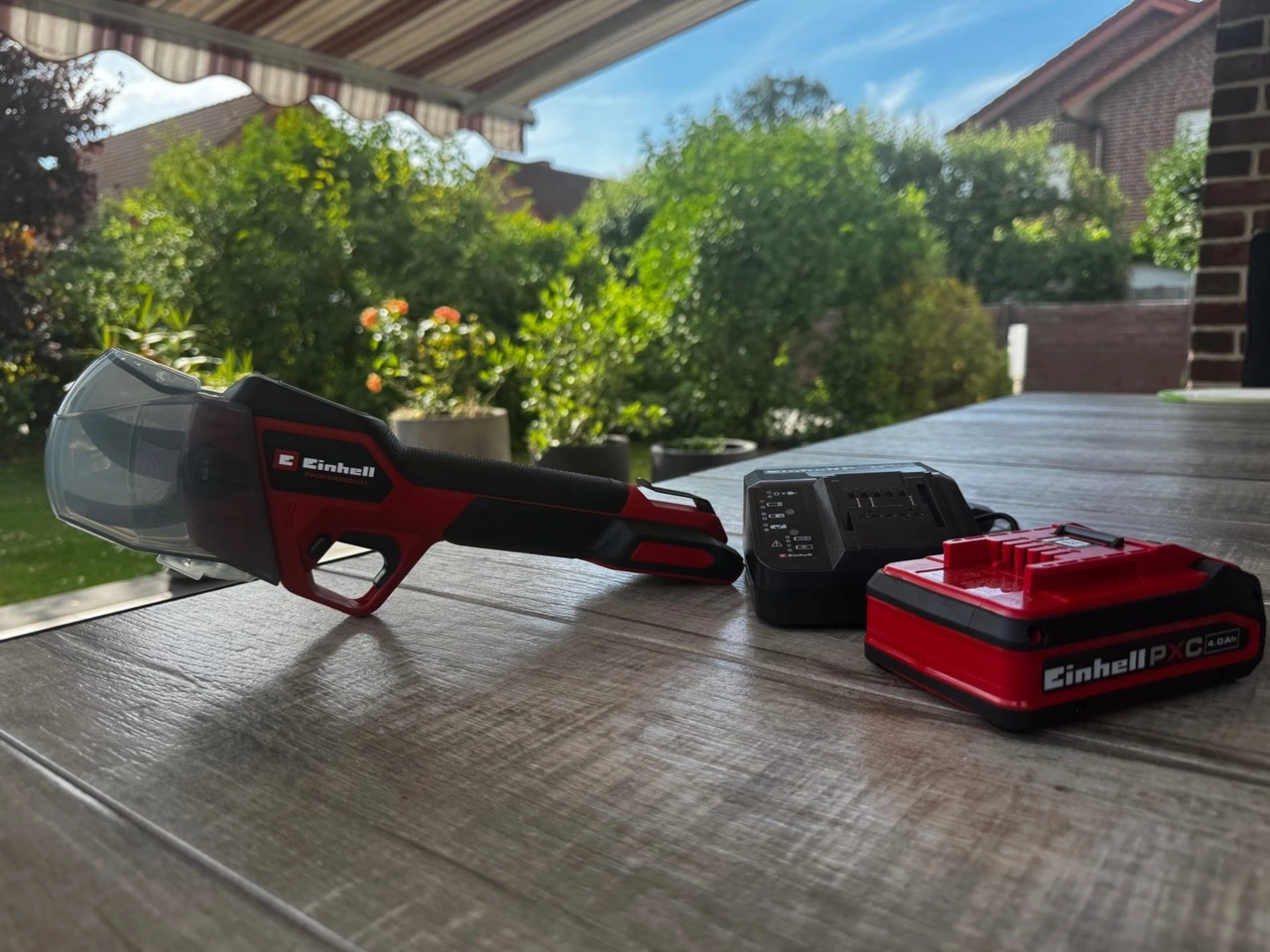 Einhell Akku-Astschere GP-LS 18/28 Li BL-Solo: Lieferumfang mit Akku und Ladegerät