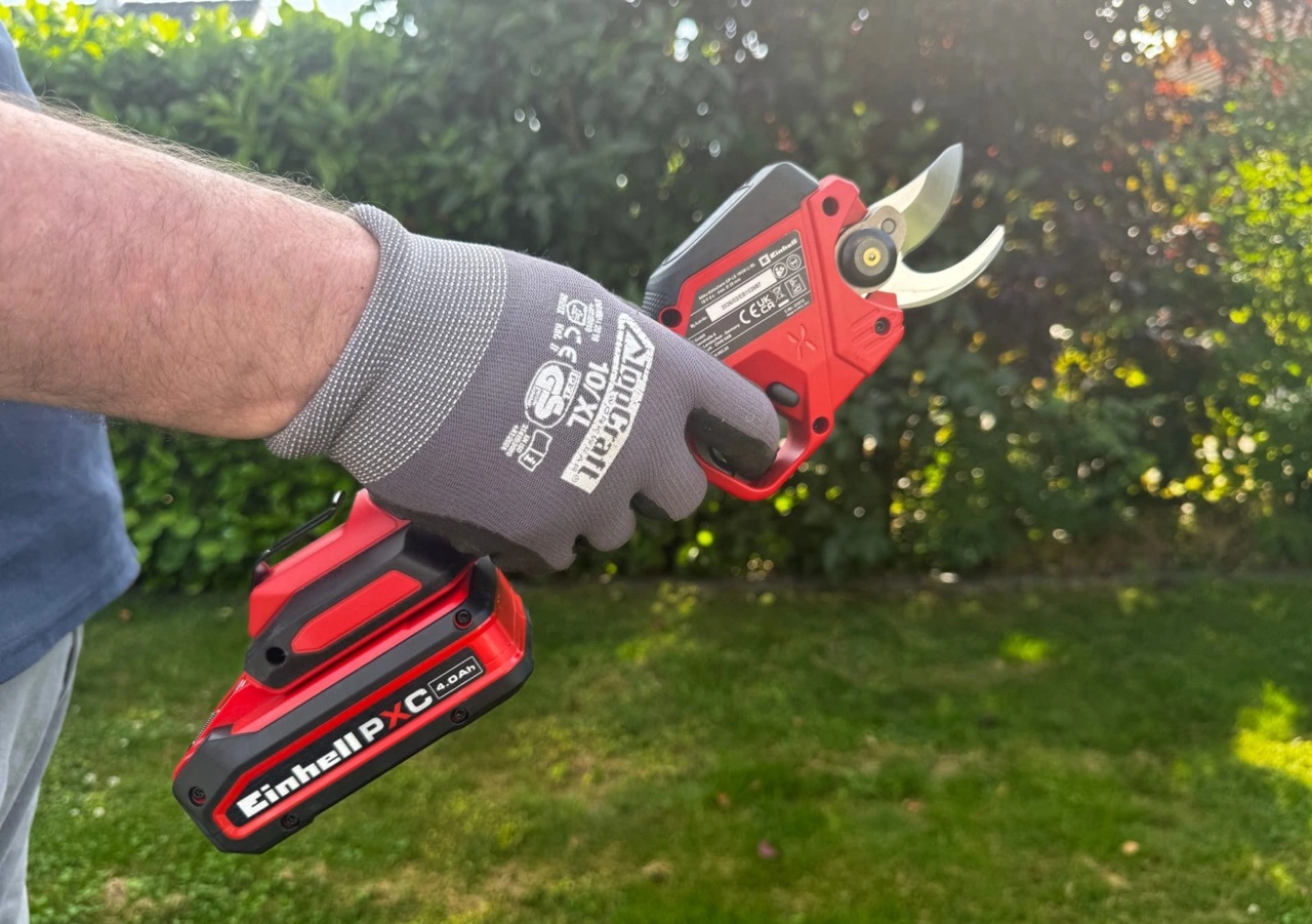 Einhell Akku-Astschere GP-LS 18/28 Li BL-Solo: Bedienung mit Handschuhen im Garten