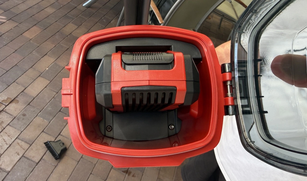 Einhell Akku-Poolsauger GE-PV 18/42 Li T-Solo: geöffnete Akku-Box mit eingesetztem Akku