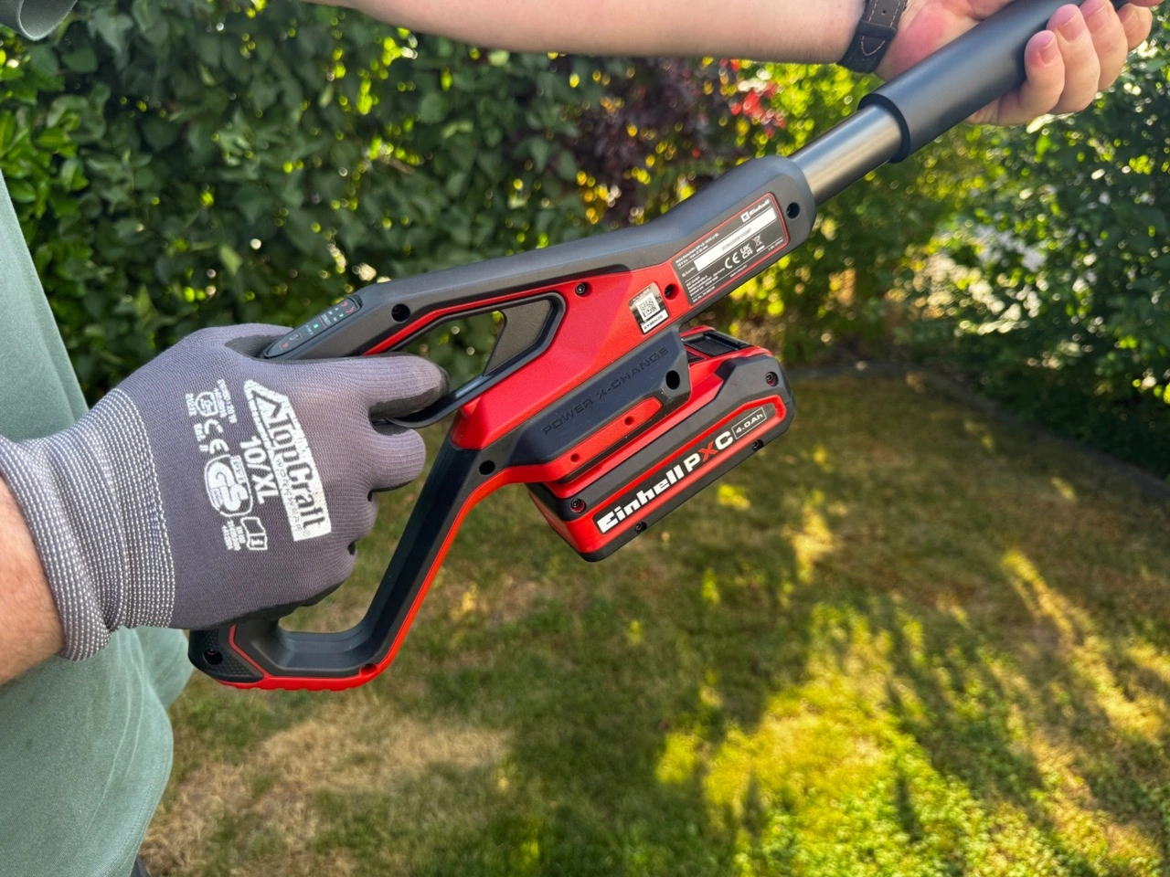 Einhell GP-LS 18/35 Li BL-Solo: beidhändige Bedienung mit eingesetztem Power-X-Change-Akku