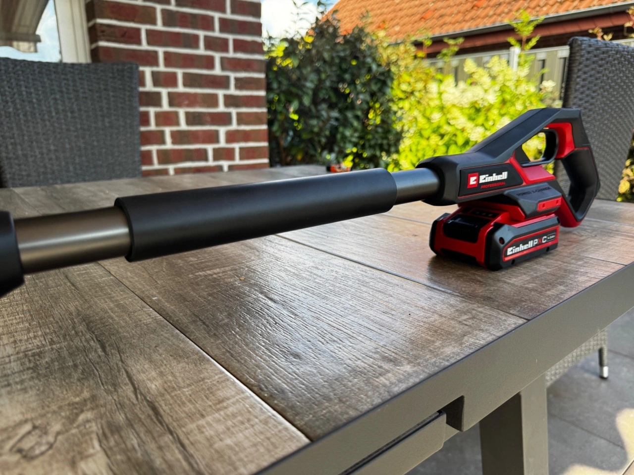 Einhell GP-LS 18/35 Li BL-Solo: Teleskopstange mit Griffbereich und Akkuaufnahme