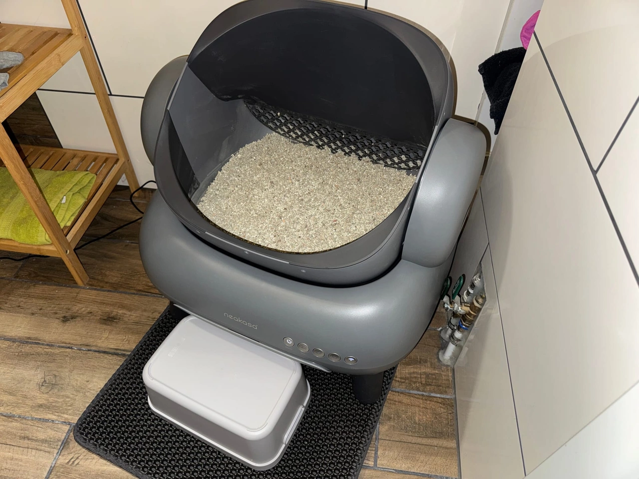Neakasa M1 Plus: Katzentoilette mit vorgestellter Trittstufe