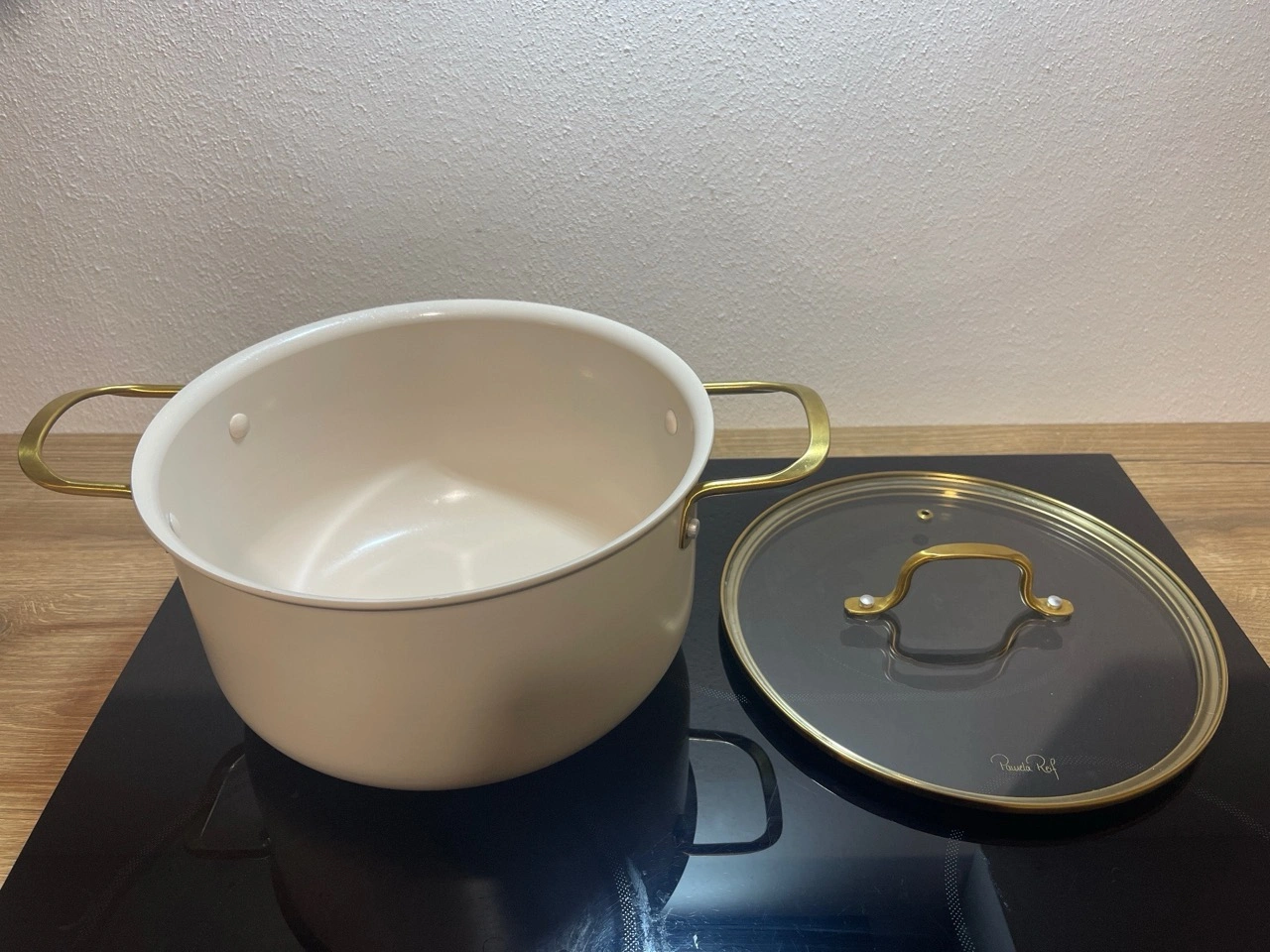 Fackelmann Pamela Reif Kochtopf mit Deckel Signature Ø24cm: Topf und Glasdeckel auf dem Cerankochfeld