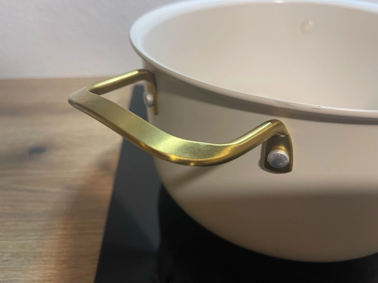 Fackelmann Pamela Reif Kochtopf mit Deckel Signature Ø24cm: Detailansicht des goldfarbenen Seitengriffs