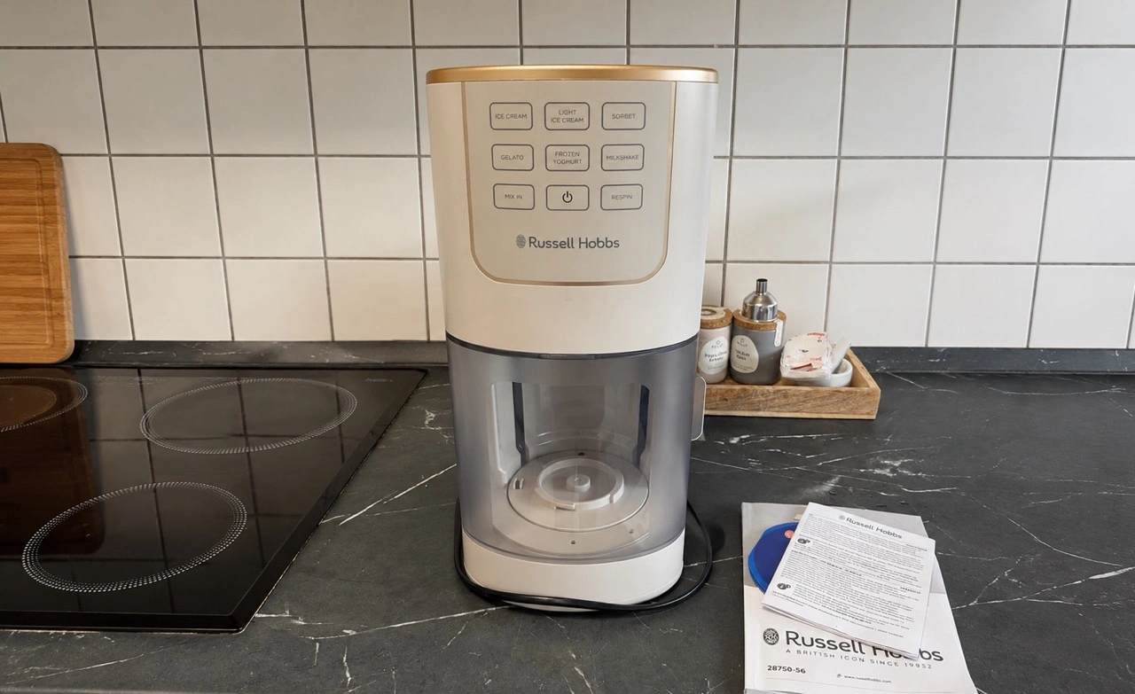 Russell Hobbs Chilluxe Eismaschine: Gerät auf der Küchenarbeitsplatte