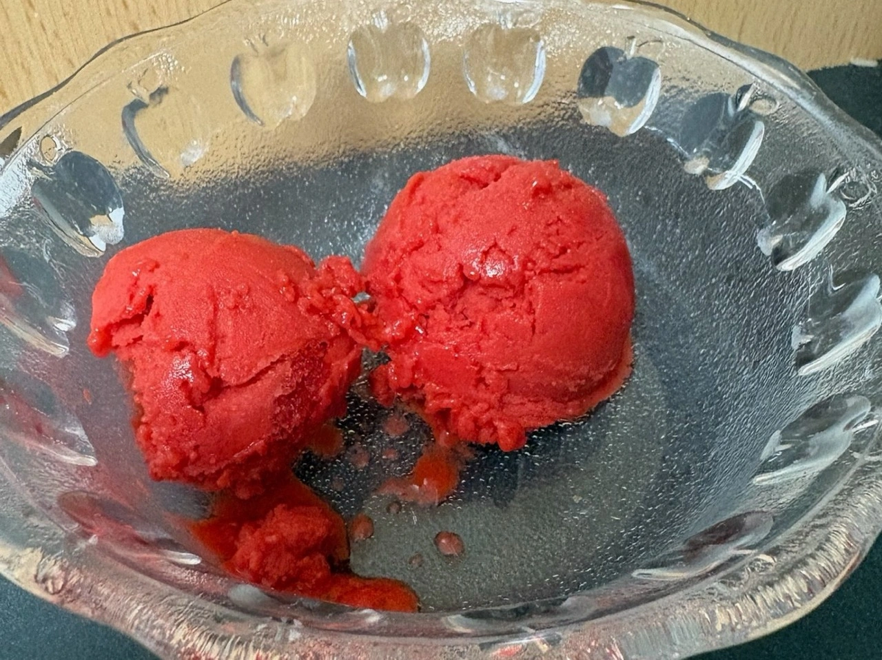 Russell Hobbs Chilluxe Eismaschine: portioniertes rotes Sorbet