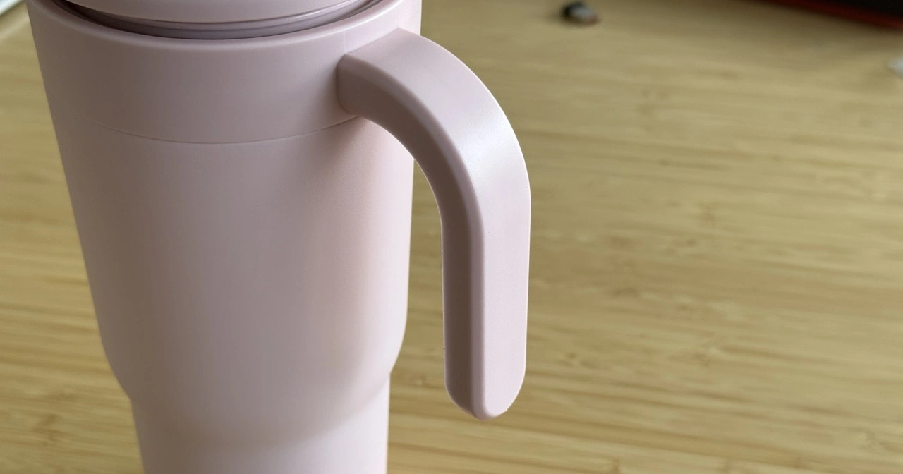 Fackelmann x Pamela Reif Thermotrinkbecher 720ml: großer seitlicher Griff
