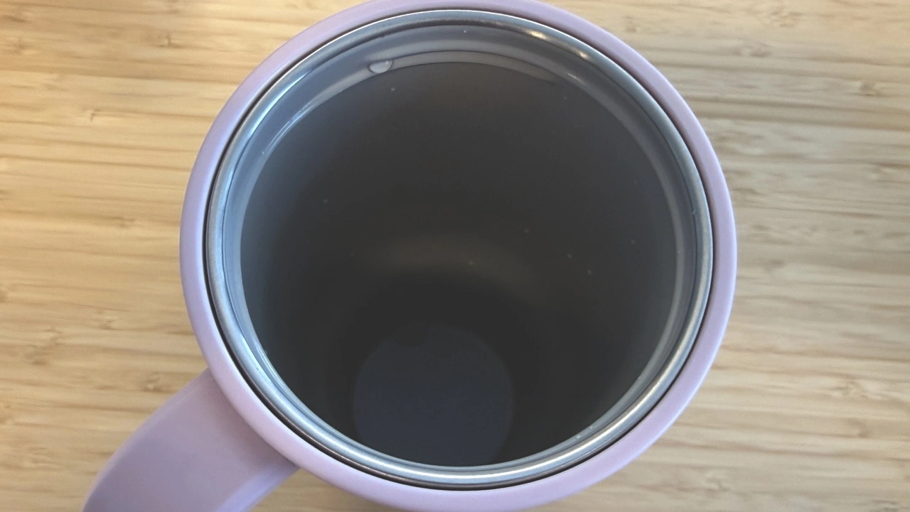 Fackelmann x Pamela Reif Thermotrinkbecher 720ml: geöffneter Innenraum mit keramischer Beschichtung