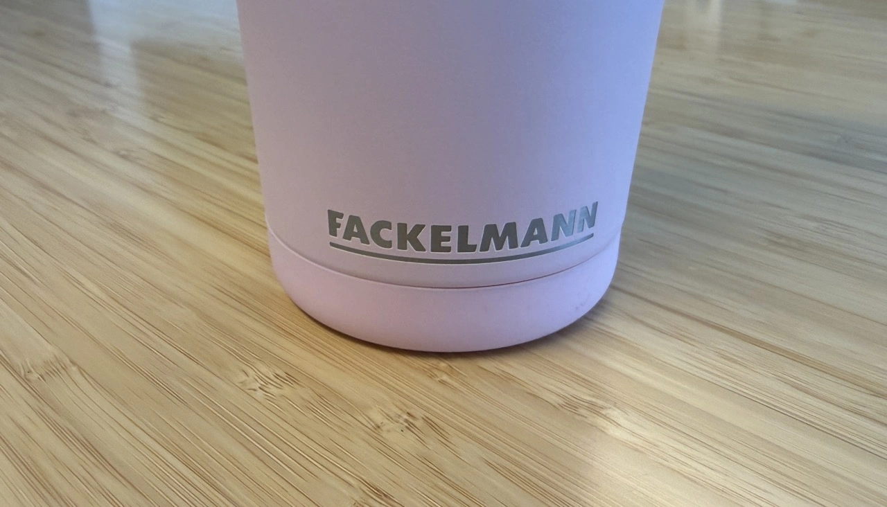 Fackelmann x Pamela Reif Thermotrinkbecher 720ml: Fackelmann-Schriftzug am Becherboden