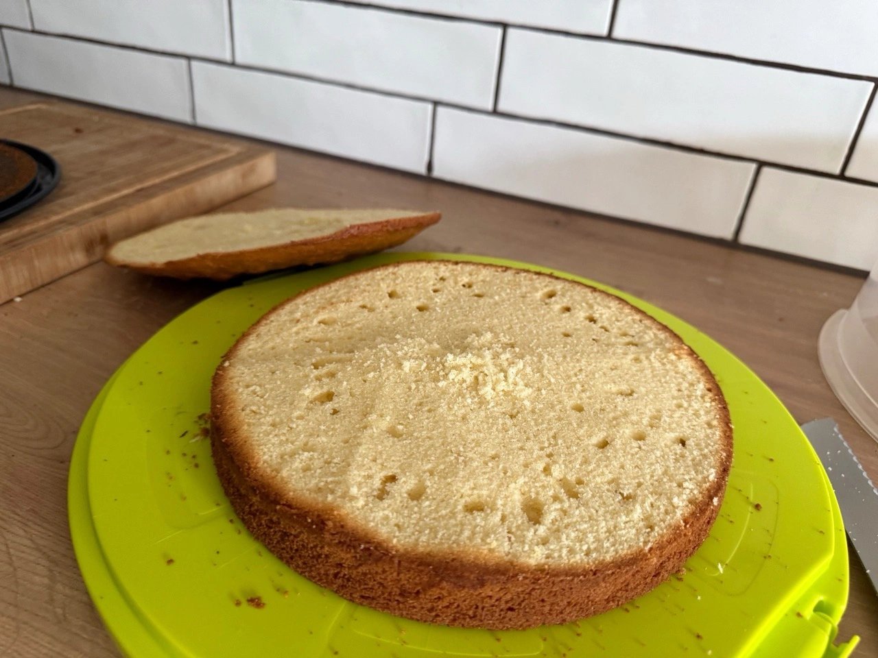 Dr. Oetker Springform Back-Liebe Emaille: angeschnittener Rührkuchen mit lockerer Krume