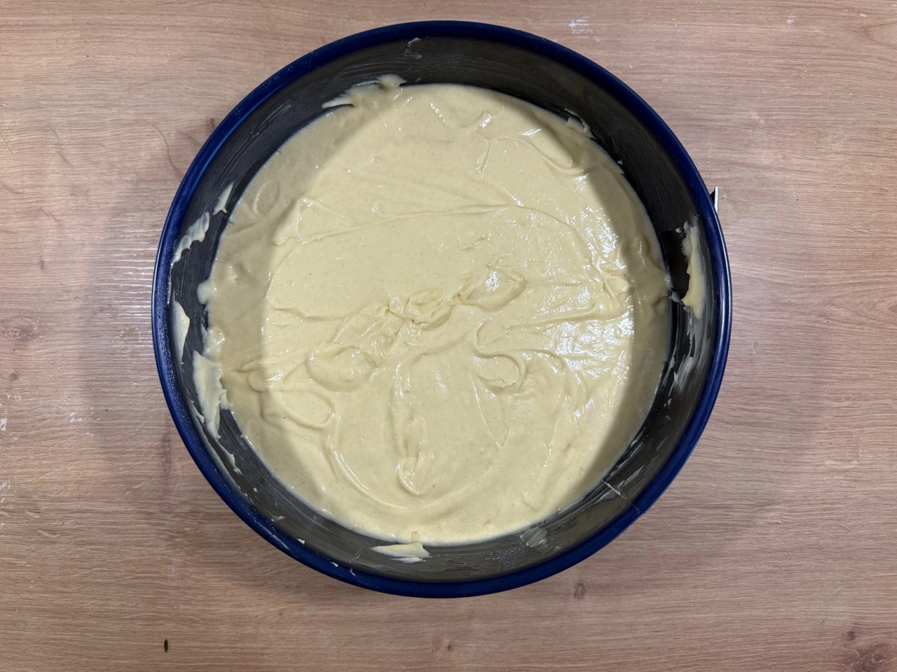 Dr. Oetker Springform Back-Liebe Emaille: eingefüllter Rührteig in der Springform