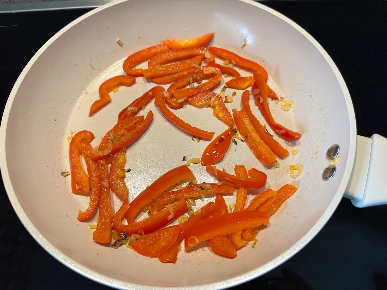 Fackelmann Pamela Reif Bratpfanne Shell: Paprika und Zwiebeln im Brattest