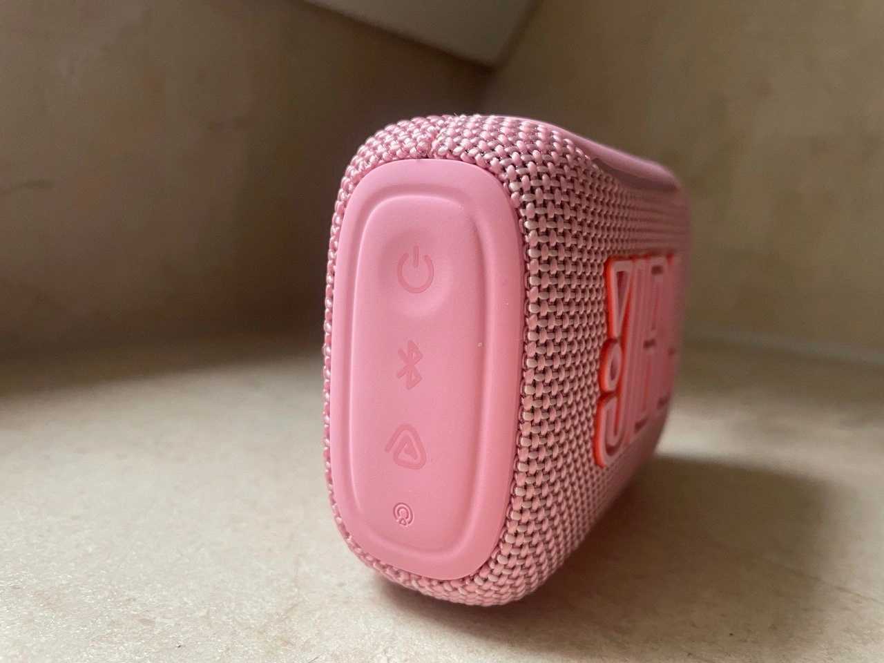 JBL Go 5: Seitentasten für Ein und Aus, Bluetooth und Auracast