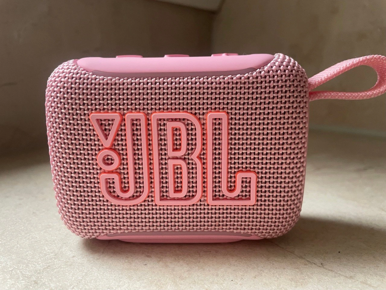 JBL Go 5: Front mit Stoffbespannung und JBL-Logo