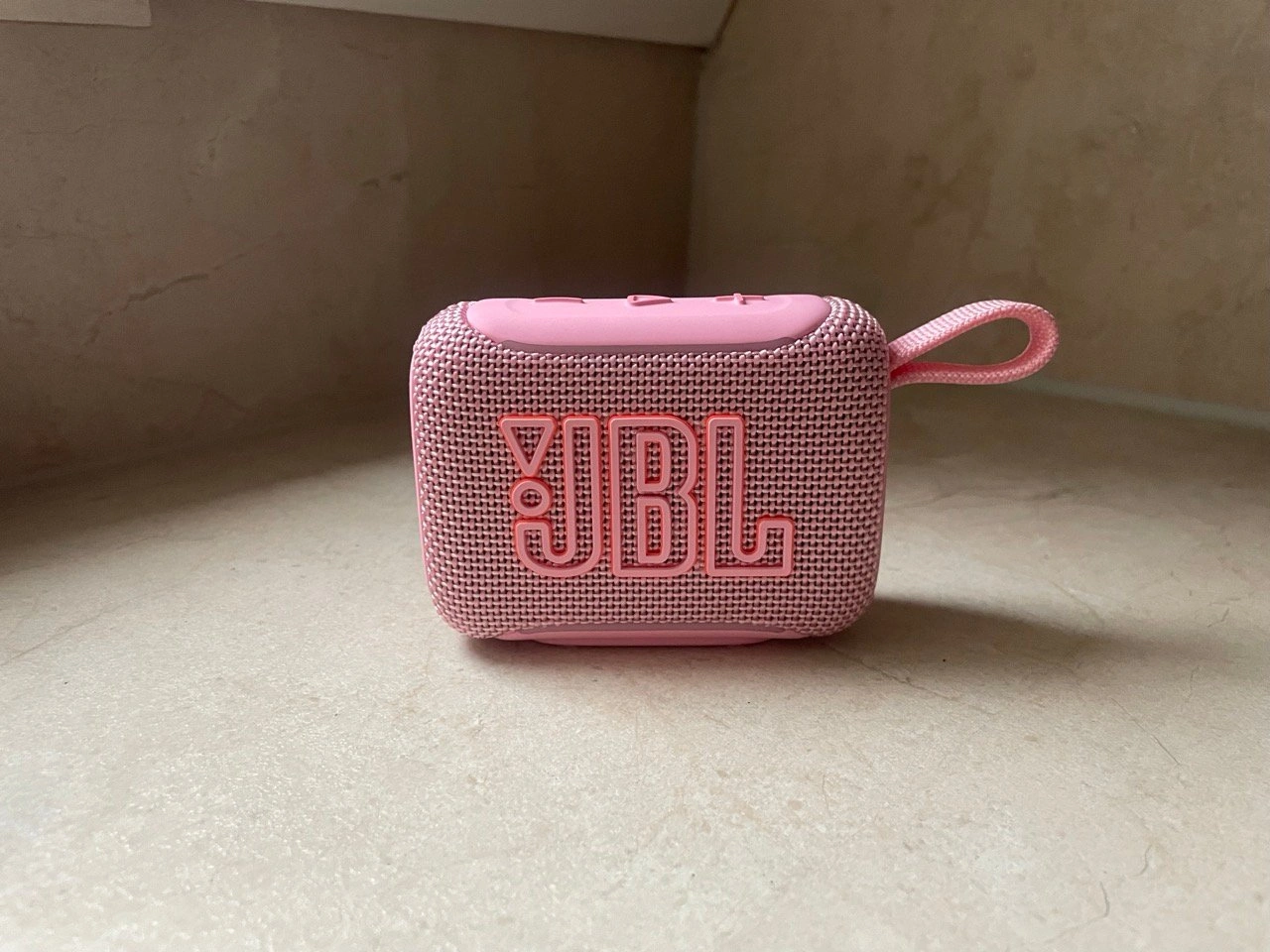 JBL Go 5: rosafarbenes Gehäuse in Frontansicht