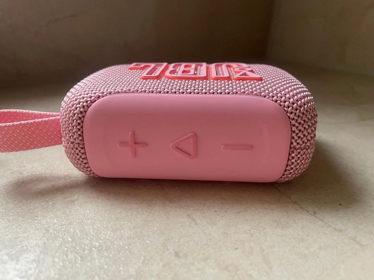 JBL Go 5: Tasten für Lautstärke und Wiedergabe