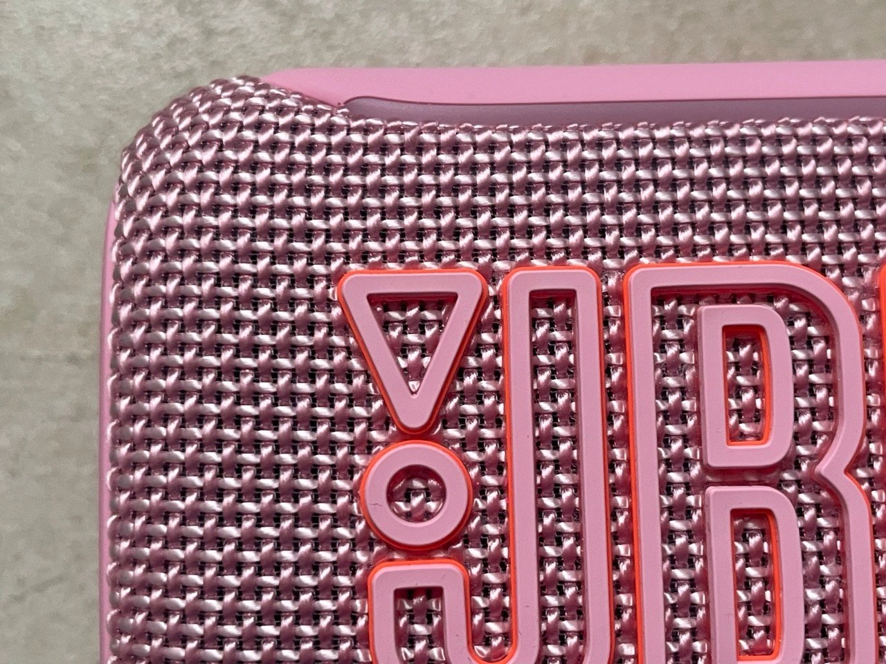 JBL Go 5: Detailansicht von Stoffbespannung und Logo