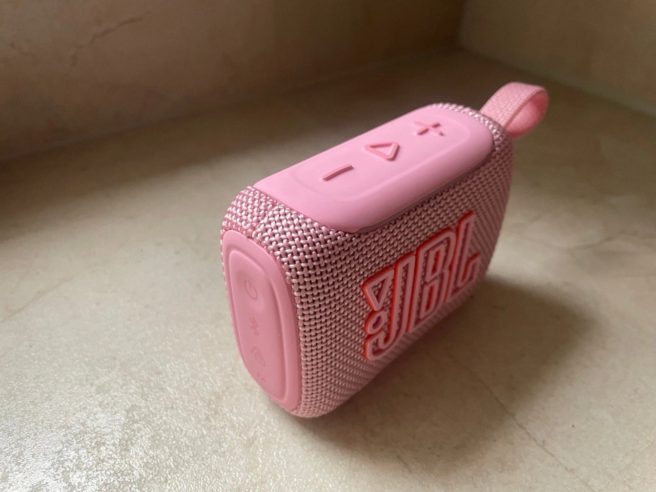 JBL Go 5: Bedientasten und seitliche Stoffschlaufe