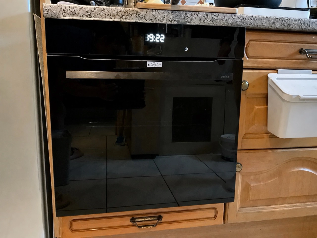 Amica EBX 944 870 V: eingebauter Backofen mit geschlossener schwarzer Glasfront