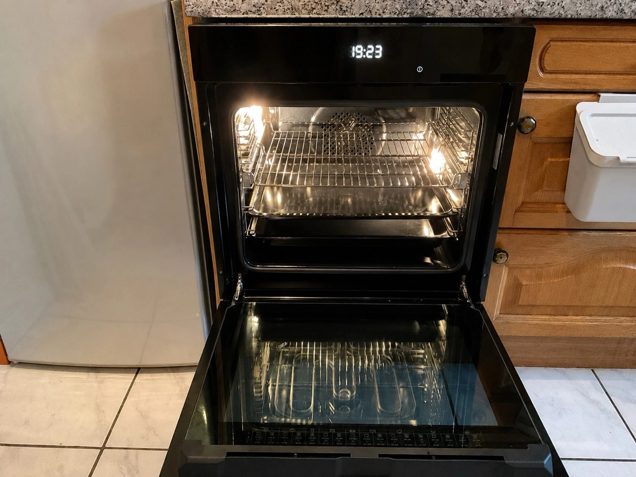 Amica EBX 944 870 V: geöffneter Einbaubackofen mit beleuchtetem Garraum