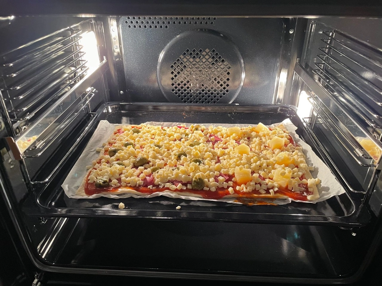 Amica EBX 944 870 V: belegte Pizza vor dem Backen