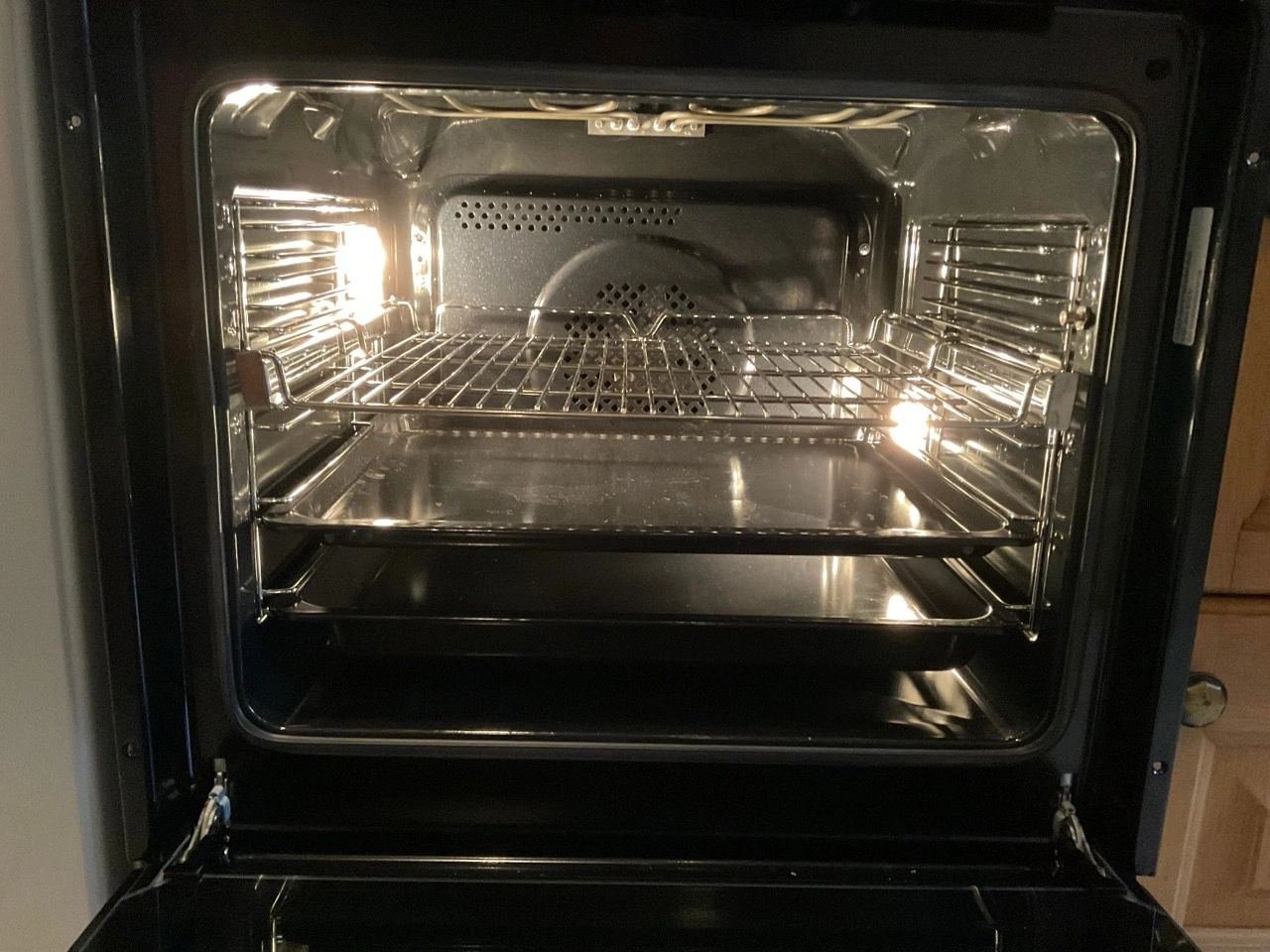Amica EBX 944 870 V: beleuchteter Garraum mit Rost und Blechen