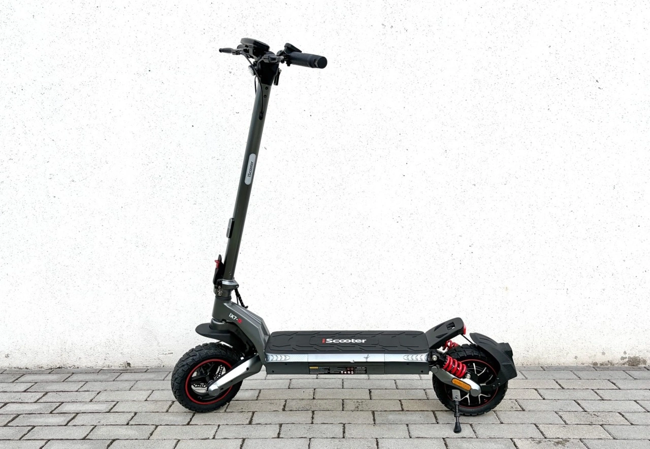 iScooter iX7: Seitenansicht des aufgebauten E-Scooters