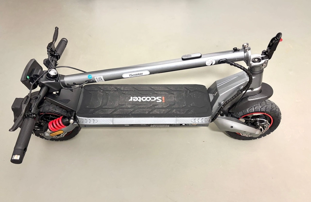iScooter iX7: zusammengeklappter E-Scooter von oben