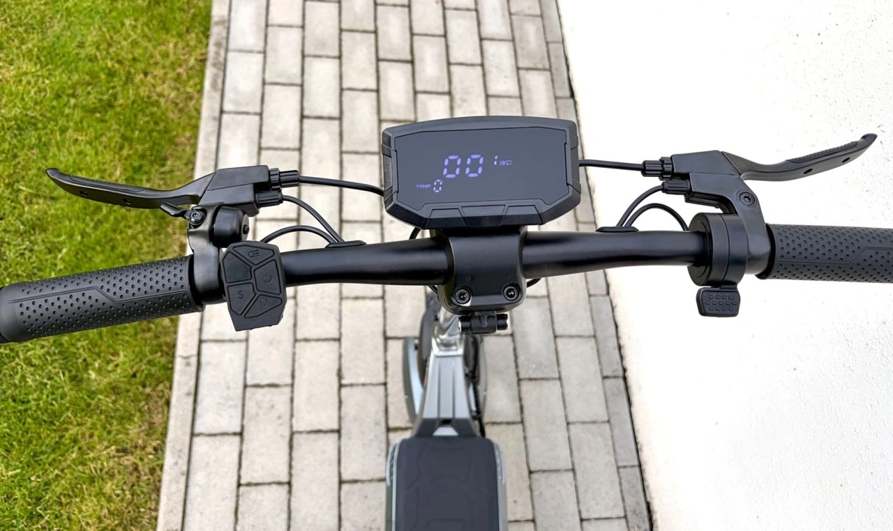 iScooter iX7: Lenker mit Display und Bedienelementen