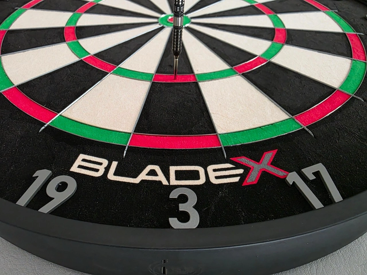 Winmau Blade X: Dart an einer Segmentgrenze