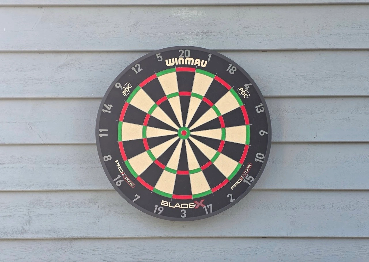 Winmau Blade X: montierte Dartscheibe an der Wand