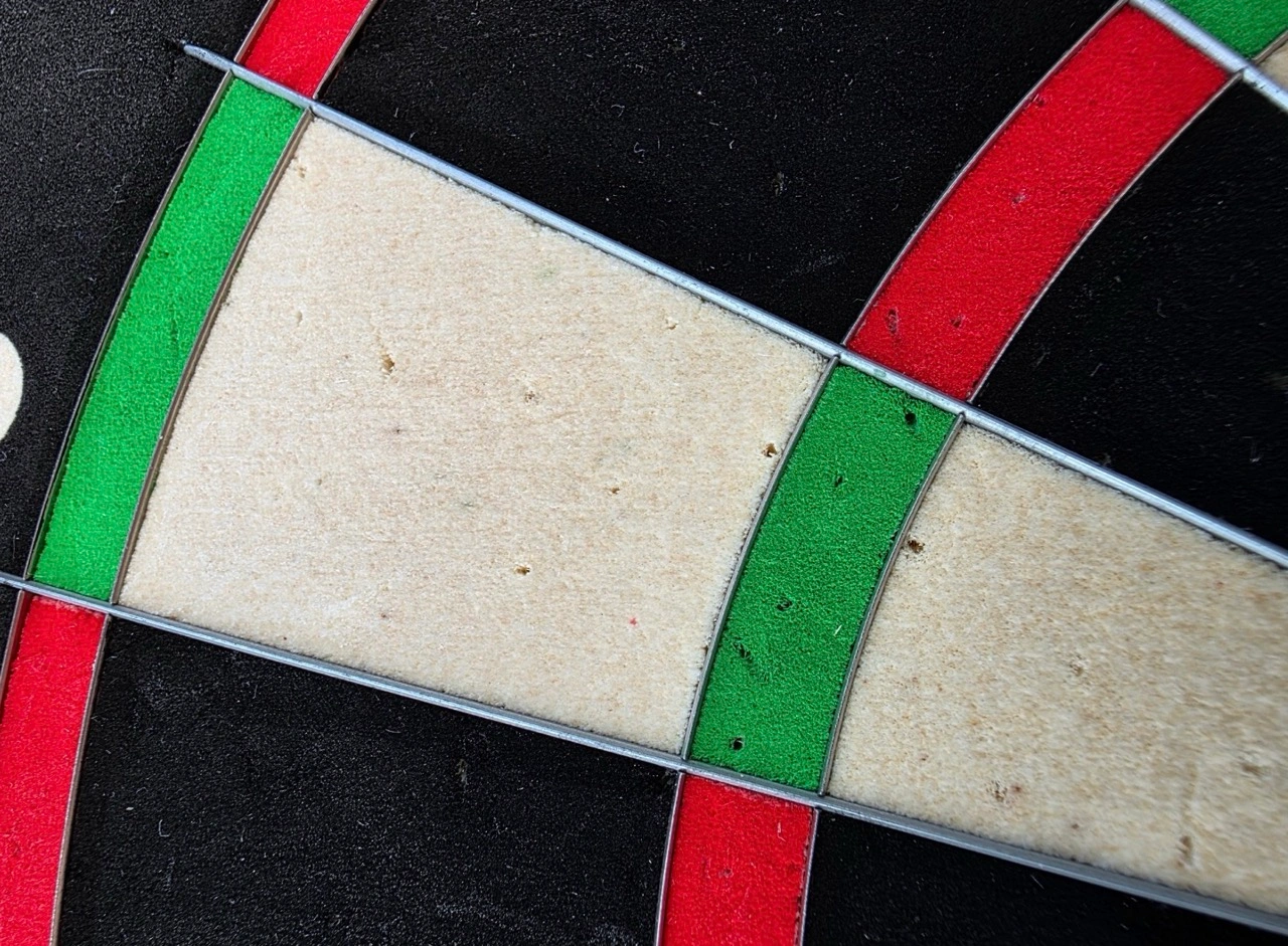 Winmau Blade X: Einstichspuren auf der Sisaloberfläche