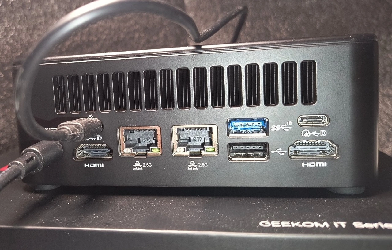 GEEKOM AI Mini PC IT13 Max: Rückseite mit USB4, HDMI und Dual-LAN