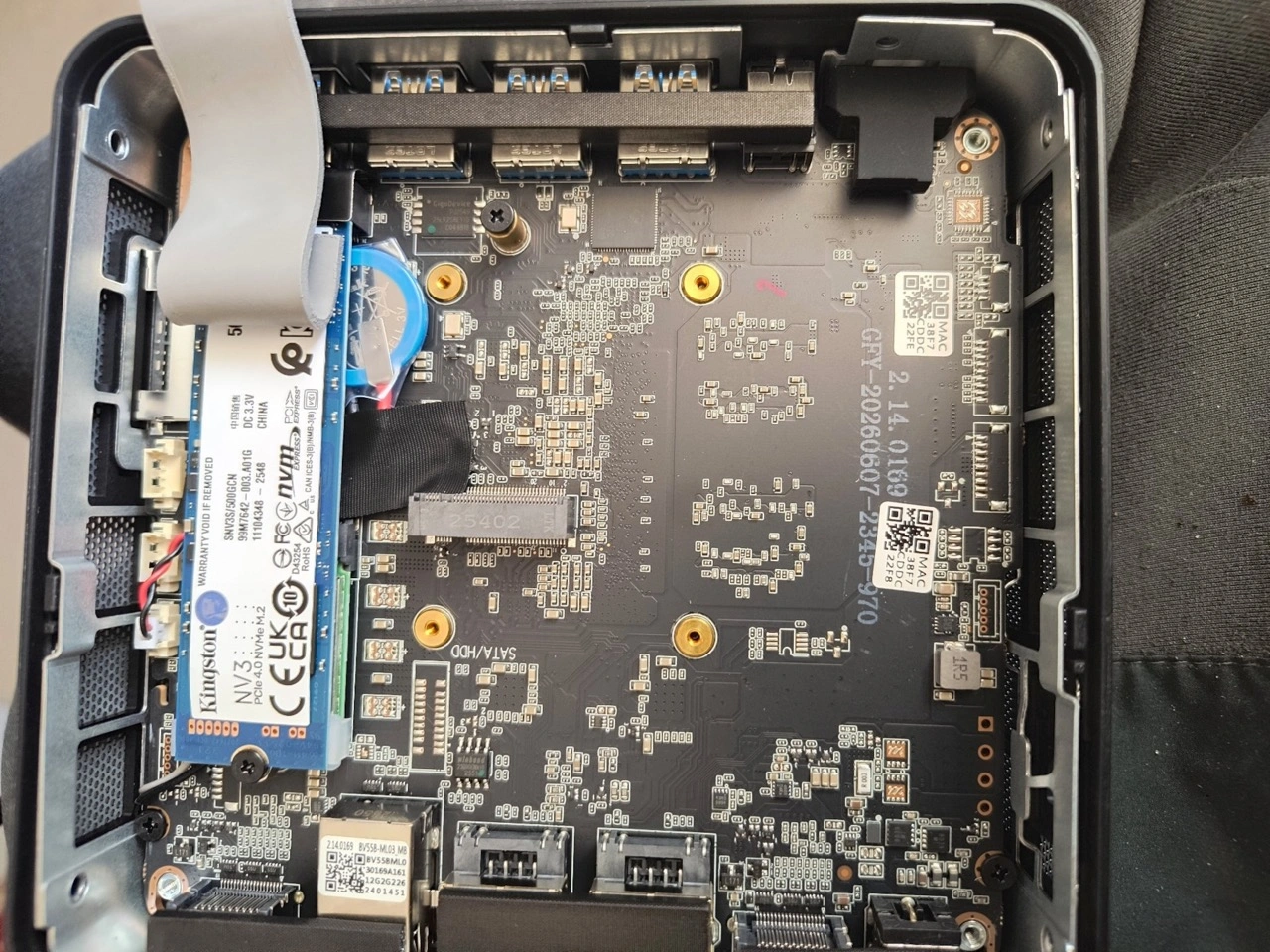 GEEKOM AI Mini PC IT13 Max: geöffnetes Gehäuse mit NVMe-SSD und Mainboard