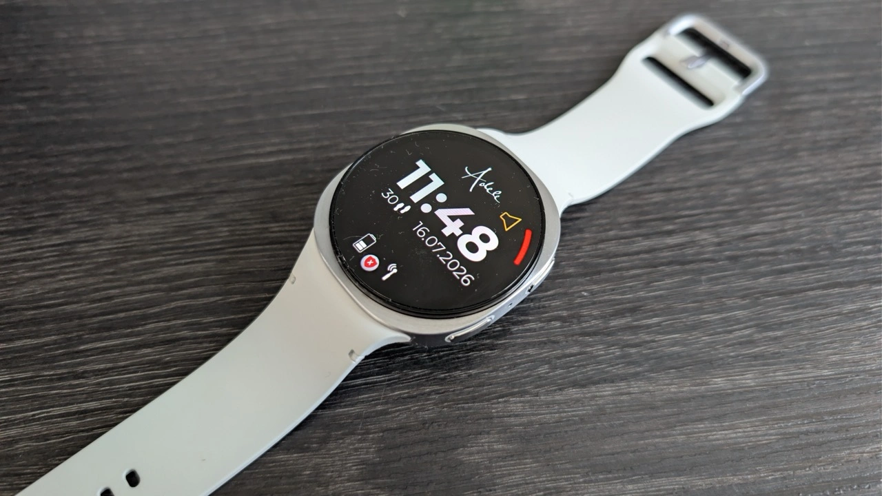 ALMA PHIL ADELE: Senioren-Smartwatch mit weißem Armband