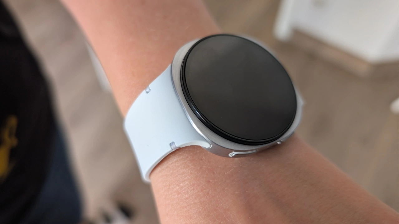 ALMA PHIL ADELE: Smartwatch am Handgelenk
