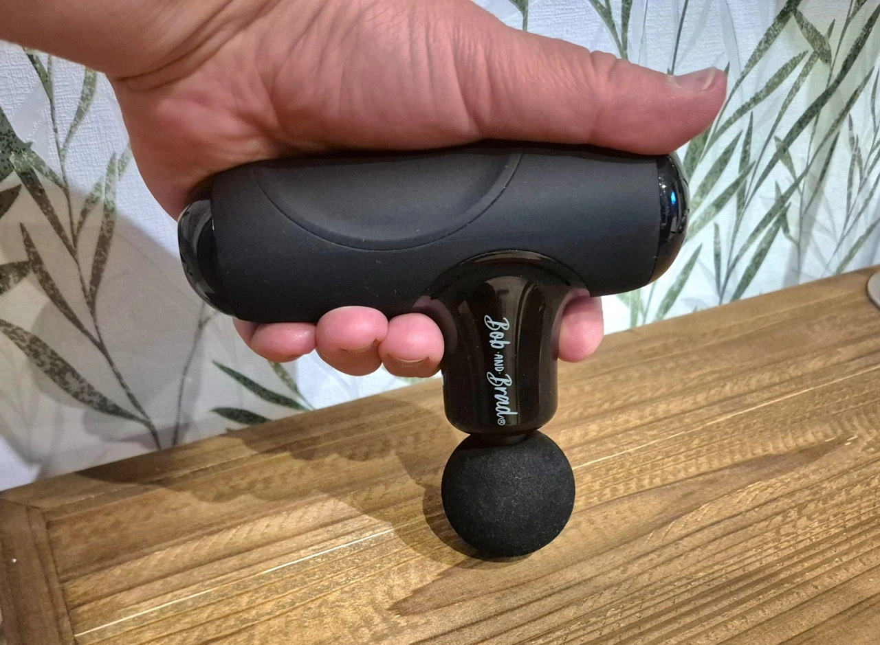 Bob and Brad Q2 Ultra: kompakte Massagepistole in der Hand