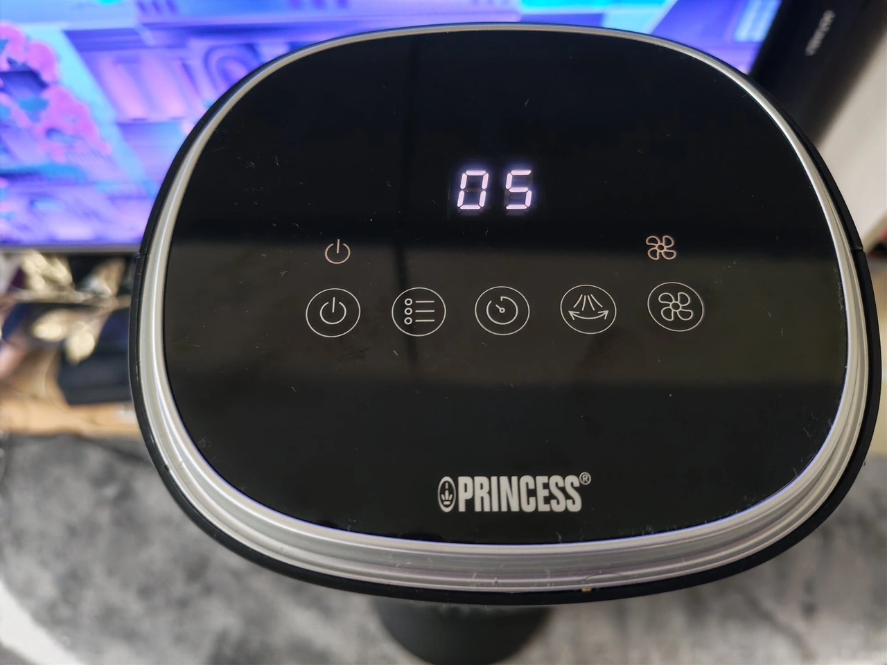 Princess DC-Turmventilator 352390: Bedienfeld mit Display und Funktionstasten