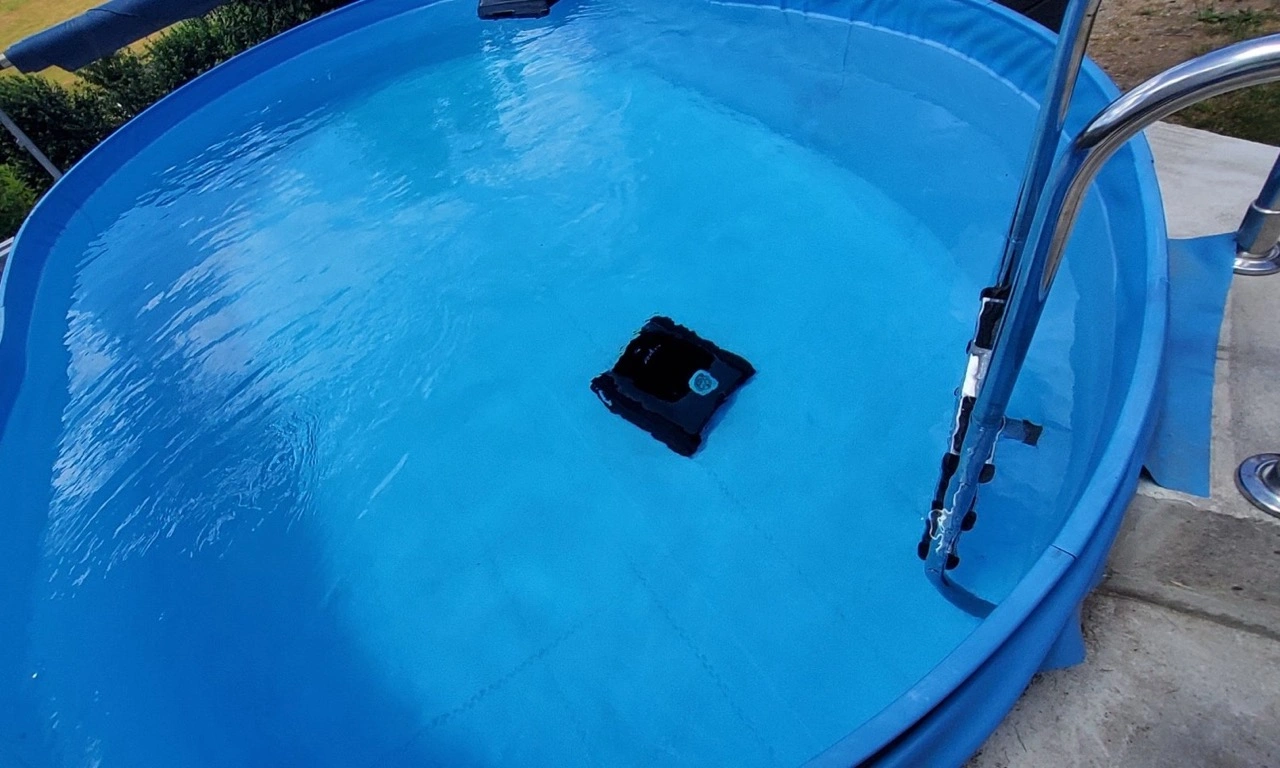 Aiper EcoSurfer S2: Einsatz auf der Wasseroberfläche neben der Poolleiter