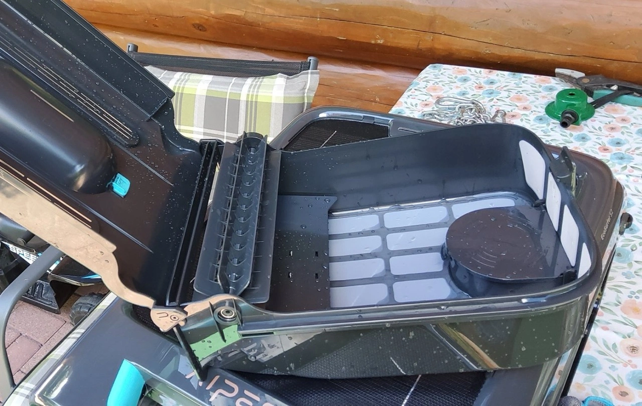 Aiper EcoSurfer S2: geöffneter Filterbereich im Gehäuse