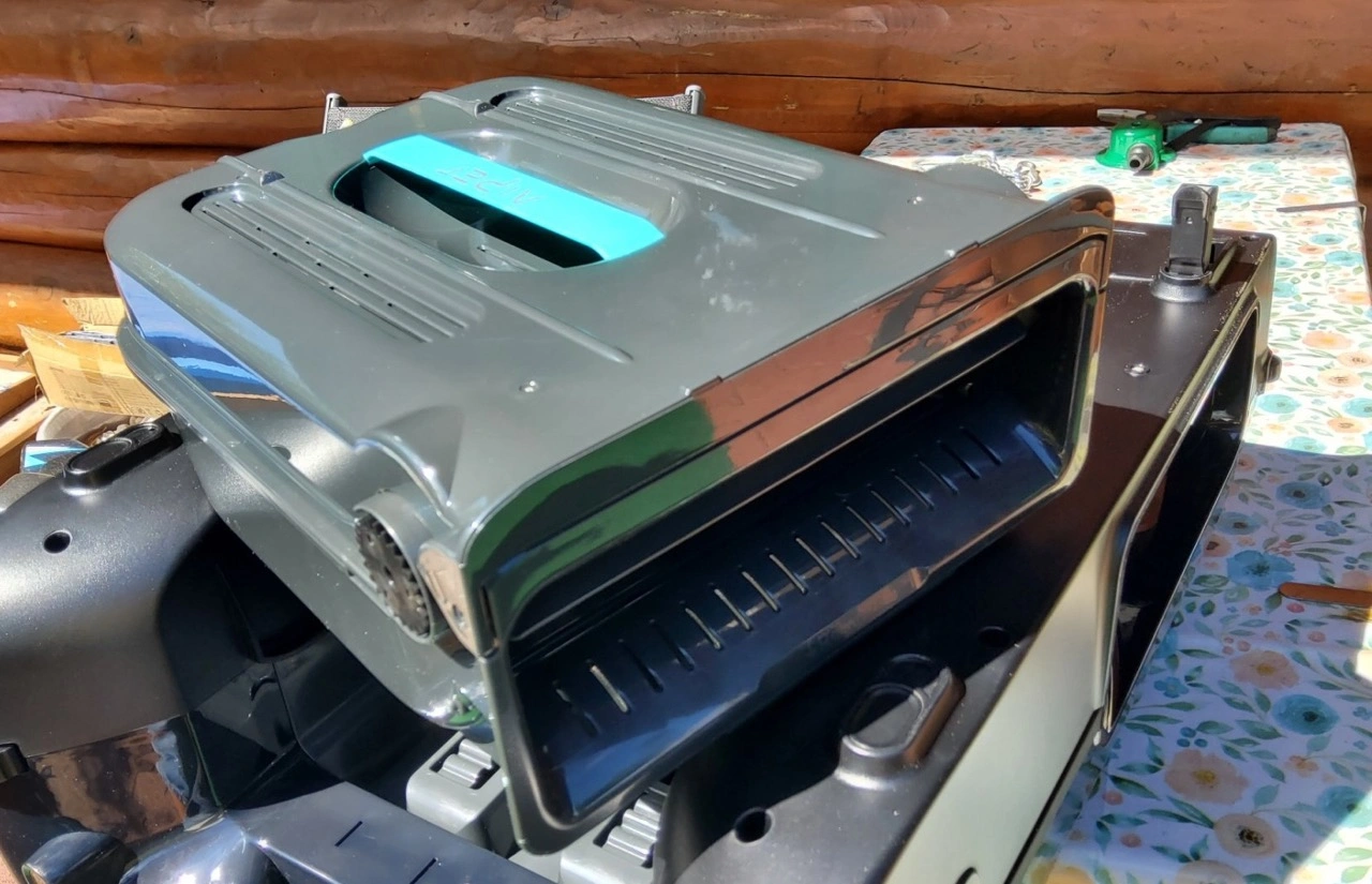 Aiper EcoSurfer S2: herausgehobene Filtereinheit