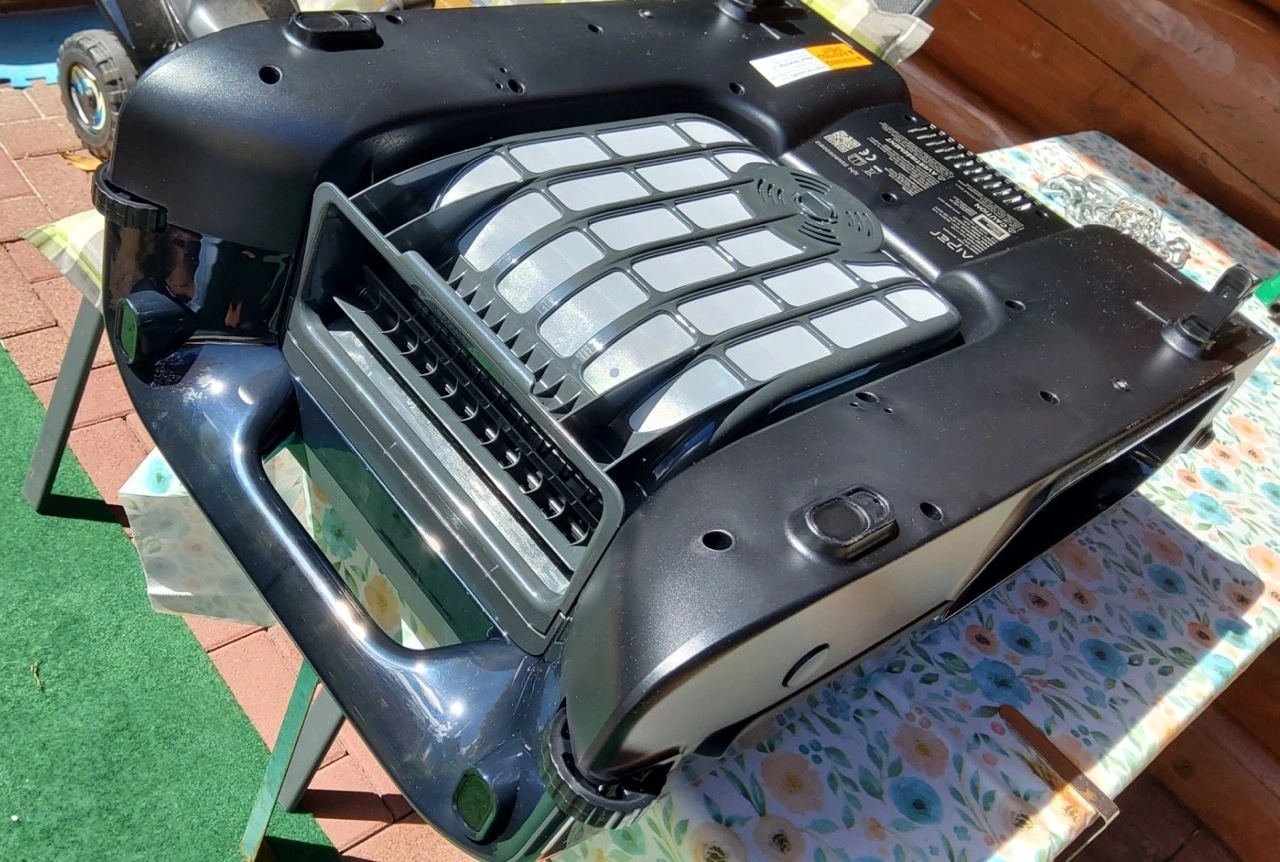 Aiper EcoSurfer S2: Unterseite mit Filter- und Antriebselementen