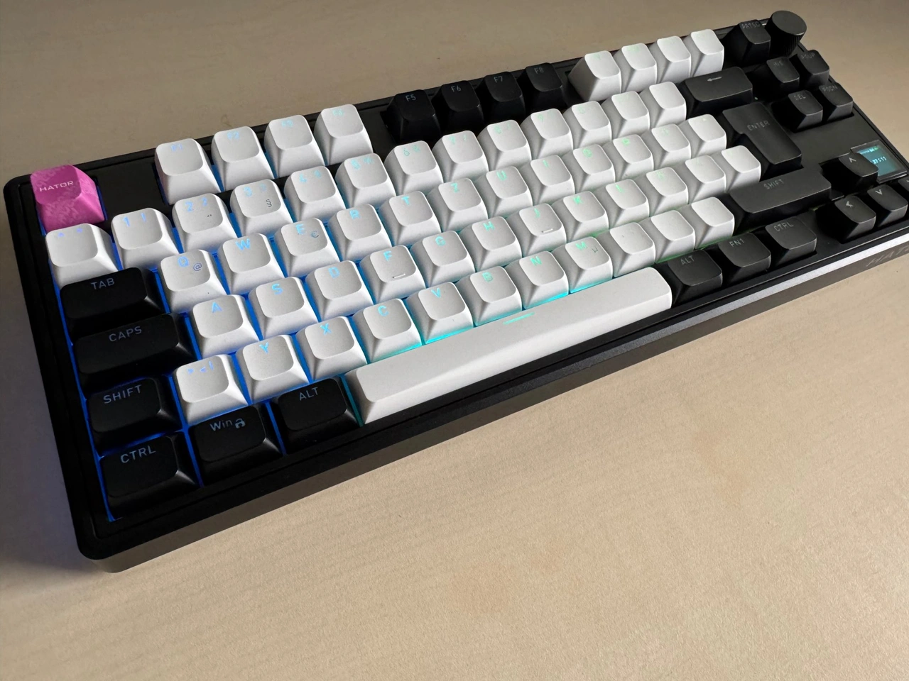 HATOR Skyfall 80 MAG Ultima 8K: aktivierte RGB-Beleuchtung