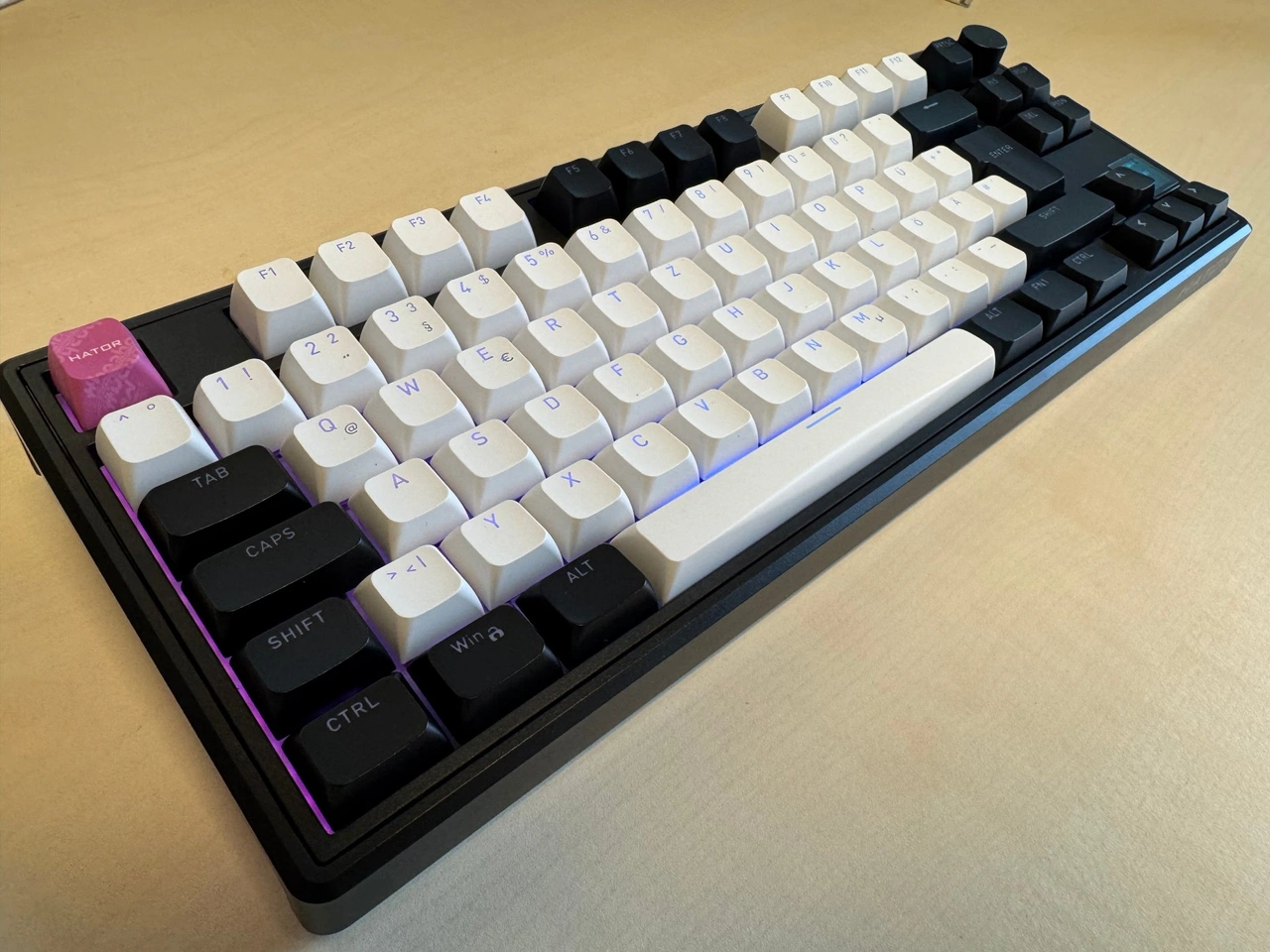 HATOR Skyfall 80 MAG Ultima 8K: Tastatur mit rosafarbener Escape-Taste